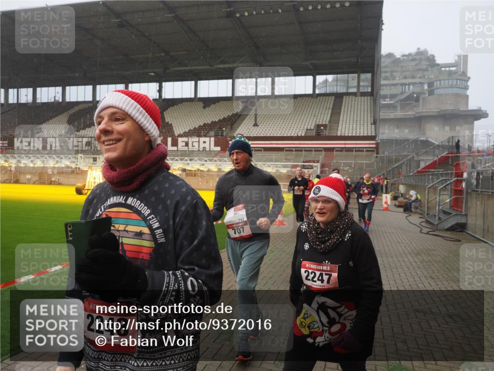07.12.2025 - St. Pauli X-Mass-Run No. 15 Fabian Wolf http://msf.ph/oto/9372016 07.12.2025 10:08:47 Ziel 390, 707, 789, 947, 1002, 1031, 1176, 2247, 2248, 2521, 3212, 3332, 3335, 3495, 3671, 3759, 3904, 3907, 4205, 4232, 4234, 4451 meine-sportfotos.de