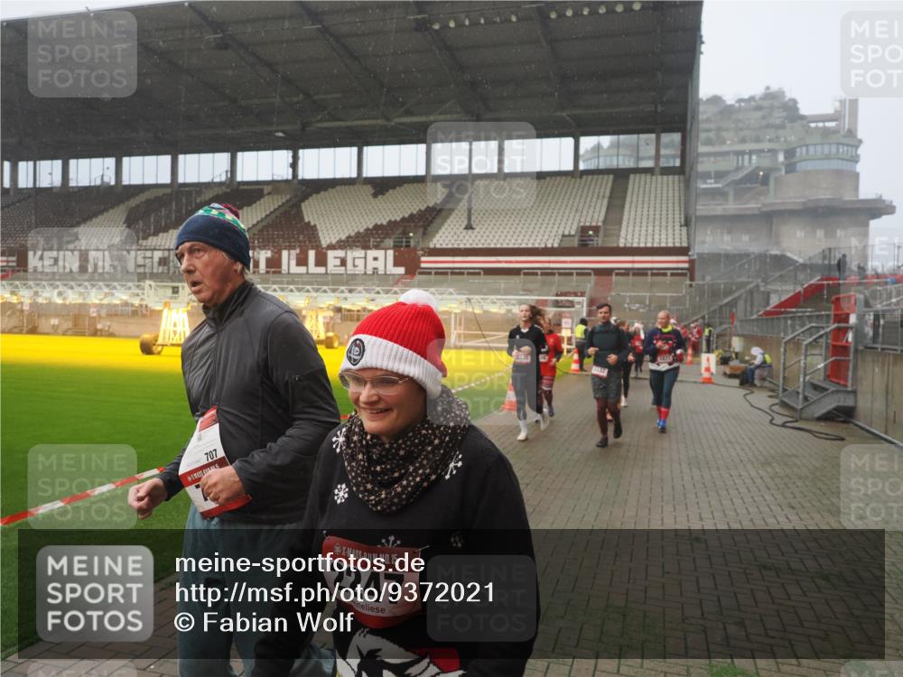 07.12.2025 - St. Pauli X-Mass-Run No. 15 Fabian Wolf http://msf.ph/oto/9372021 07.12.2025 10:08:48 Ziel 390, 707, 786, 789, 947, 1002, 1031, 1176, 2247, 2248, 2521, 3212, 3332, 3335, 3484, 3495, 3671, 3759, 3904, 3907, 4205, 4232, 4234, 4451 meine-sportfotos.de