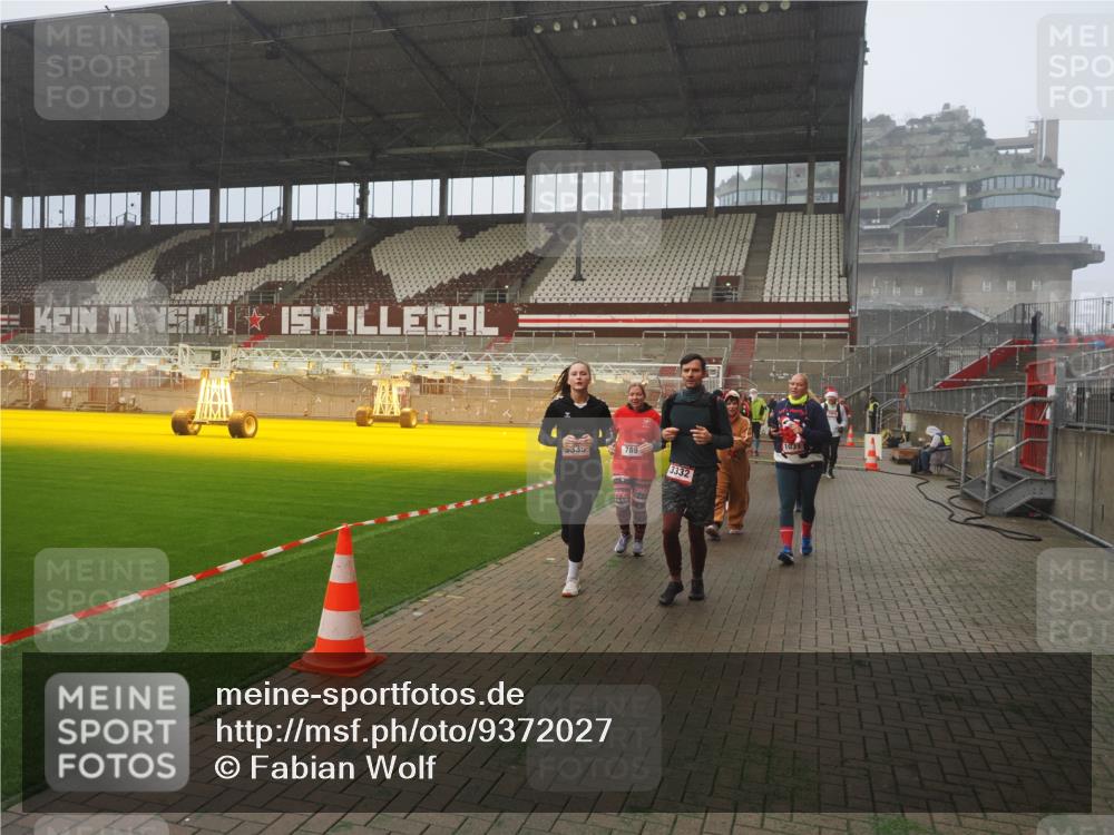 07.12.2025 - St. Pauli X-Mass-Run No. 15 Fabian Wolf http://msf.ph/oto/9372027 07.12.2025 10:08:49 Ziel 390, 707, 786, 789, 947, 1002, 1031, 1176, 2247, 2248, 2521, 3212, 3332, 3335, 3484, 3495, 3671, 3759, 3904, 3907, 4205, 4232, 4234, 4451 meine-sportfotos.de