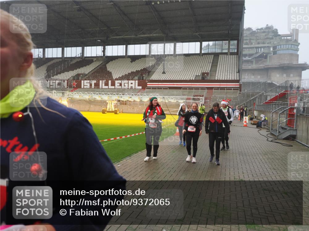 07.12.2025 - St. Pauli X-Mass-Run No. 15 Fabian Wolf http://msf.ph/oto/9372065 07.12.2025 10:08:53 Ziel 19, 390, 707, 786, 789, 947, 1002, 1031, 1176, 1570, 2126, 2521, 3212, 3300, 3332, 3335, 3484, 3671, 3891, 3904, 3907, 4232, 4234, 4451 meine-sportfotos.de