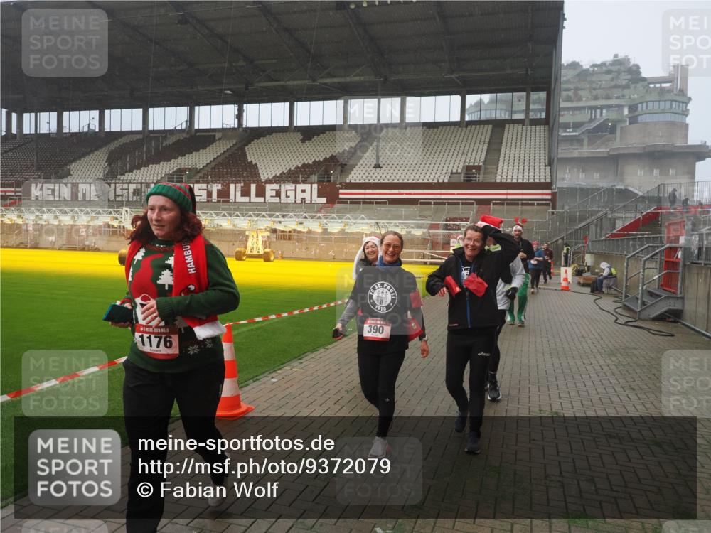 07.12.2025 - St. Pauli X-Mass-Run No. 15 Fabian Wolf http://msf.ph/oto/9372079 07.12.2025 10:08:55 Ziel 19, 390, 707, 786, 789, 947, 1002, 1031, 1176, 1570, 2126, 2521, 3212, 3300, 3332, 3335, 3484, 3671, 3891, 3904, 3907, 4066, 4067, 4068 meine-sportfotos.de
