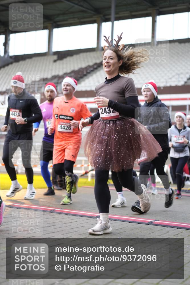 07.12.2025 - St. Pauli X-Mass-Run No. 15 Patografie http://msf.ph/oto/9372096 07.12.2025 11:48:27 Ziel 616, 732, 990, 1891, 1911, 1926, 1927, 2432, 3023, 3388, 3635, 3638, 3646, 3657, 4134, 4423, 4424, 4426, 4477, 4480 meine-sportfotos.de