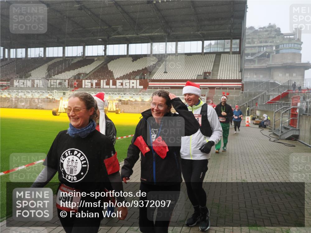 07.12.2025 - St. Pauli X-Mass-Run No. 15 Fabian Wolf http://msf.ph/oto/9372097 07.12.2025 10:08:56 Ziel 19, 390, 707, 786, 789, 947, 1002, 1031, 1176, 1570, 2126, 2521, 3212, 3300, 3332, 3335, 3484, 3671, 3891, 3904, 3907, 4066, 4067, 4068 meine-sportfotos.de