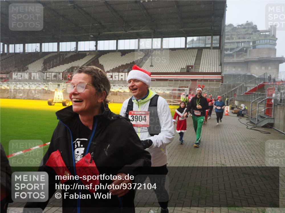 07.12.2025 - St. Pauli X-Mass-Run No. 15 Fabian Wolf http://msf.ph/oto/9372104 07.12.2025 10:08:57 Ziel 19, 390, 707, 786, 789, 947, 1002, 1031, 1176, 1461, 1465, 1570, 1575, 1576, 2126, 2521, 3212, 3300, 3332, 3335, 3484, 3671, 3891, 3904, 3907, 4066, 4067, 4068 meine-sportfotos.de