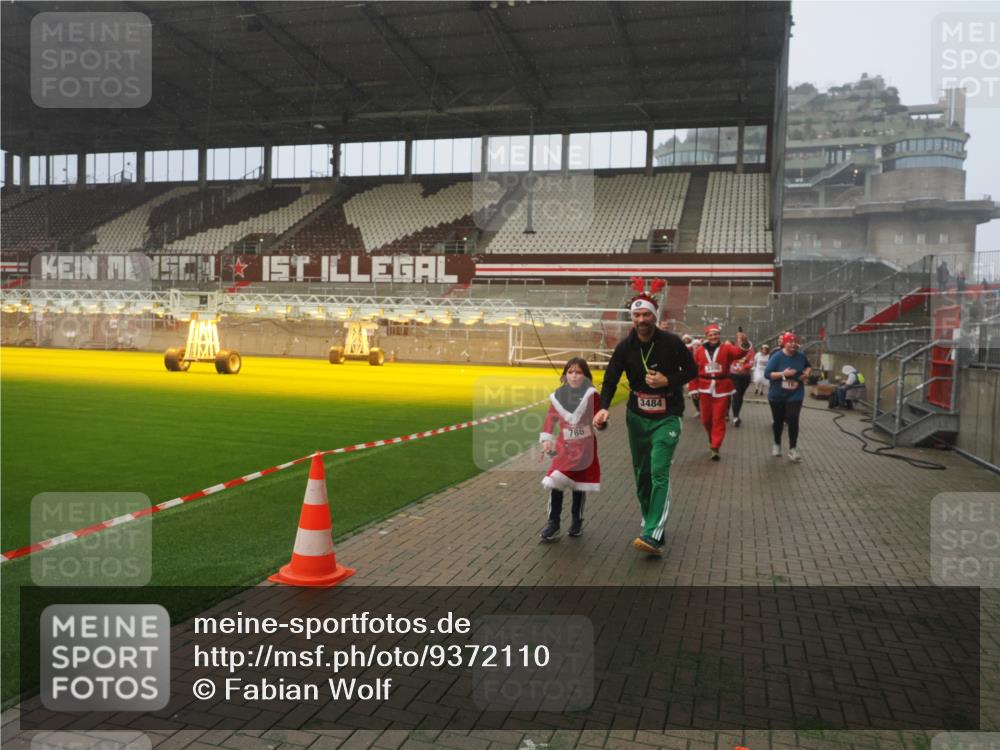 07.12.2025 - St. Pauli X-Mass-Run No. 15 Fabian Wolf http://msf.ph/oto/9372110 07.12.2025 10:08:58 Ziel 19, 390, 707, 786, 789, 947, 1002, 1031, 1176, 1461, 1465, 1570, 1575, 1576, 2126, 2521, 3300, 3332, 3335, 3484, 3891, 3904, 3907, 4066, 4067, 4068 meine-sportfotos.de