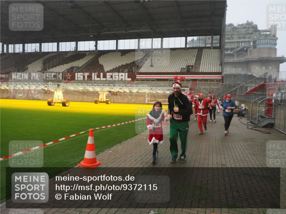 07.12.2025 - St. Pauli X-Mass-Run No. 15 Fabian Wolf http://msf.ph/oto/9372115 07.12.2025 10:08:58 Ziel 19, 390, 707, 786, 789, 947, 1002, 1031, 1176, 1461, 1465, 1570, 1575, 1576, 2126, 2521, 3300, 3332, 3335, 3484, 3891, 3904, 3907, 4066, 4067, 4068 meine-sportfotos.de