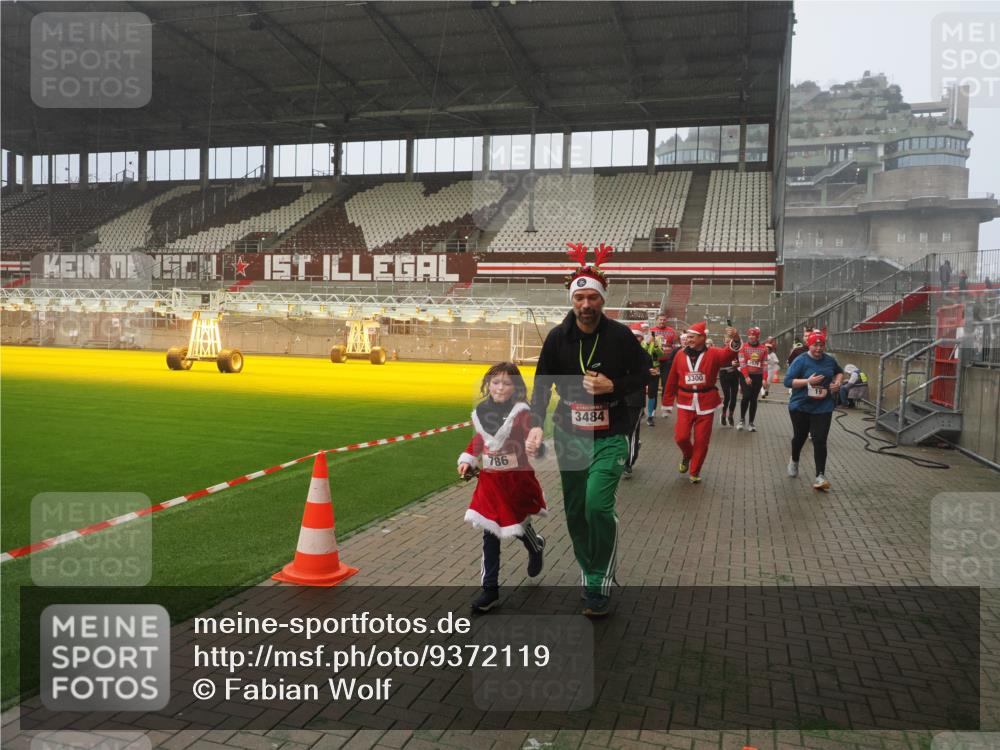 07.12.2025 - St. Pauli X-Mass-Run No. 15 Fabian Wolf http://msf.ph/oto/9372119 07.12.2025 10:08:59 Ziel 19, 390, 786, 789, 947, 1002, 1031, 1176, 1461, 1465, 1570, 1575, 1576, 2126, 2521, 3300, 3332, 3335, 3484, 3891, 3904, 3907, 4066, 4067, 4068 meine-sportfotos.de