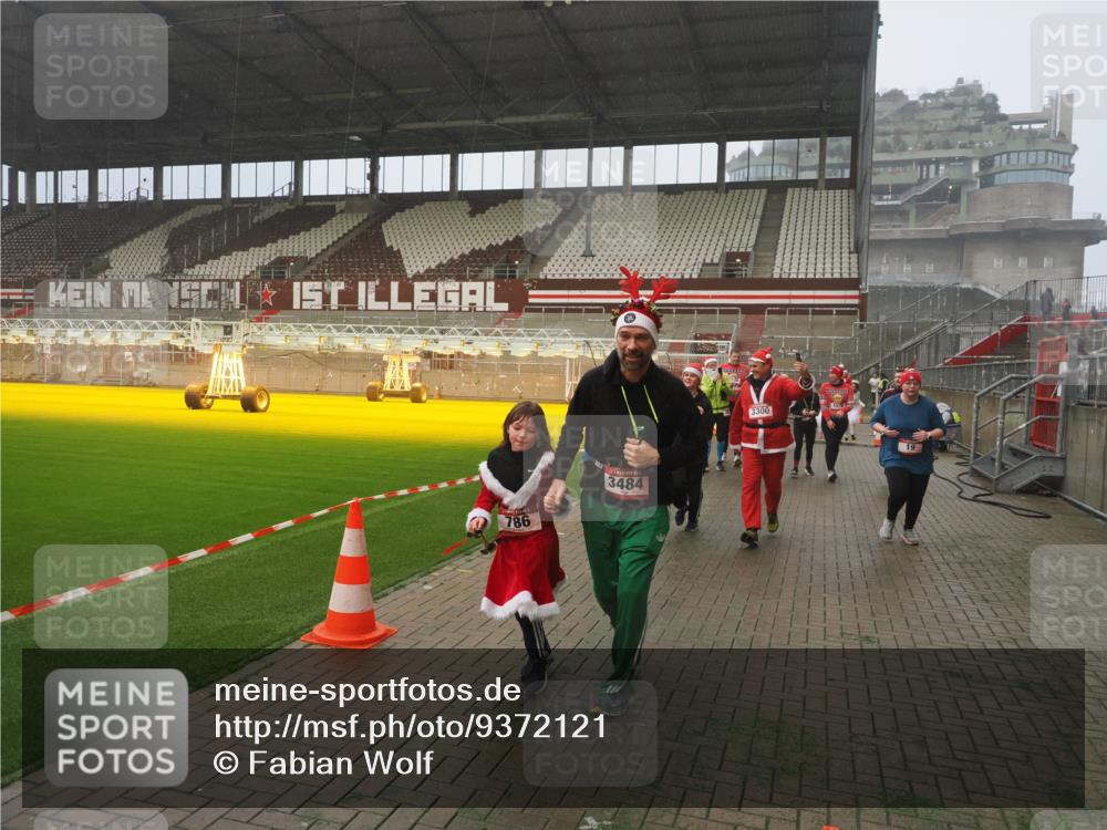 07.12.2025 - St. Pauli X-Mass-Run No. 15 Fabian Wolf http://msf.ph/oto/9372121 07.12.2025 10:08:59 Ziel 19, 390, 786, 789, 947, 1002, 1031, 1176, 1461, 1465, 1570, 1575, 1576, 2126, 2521, 3300, 3332, 3335, 3484, 3891, 3904, 3907, 4066, 4067, 4068 meine-sportfotos.de