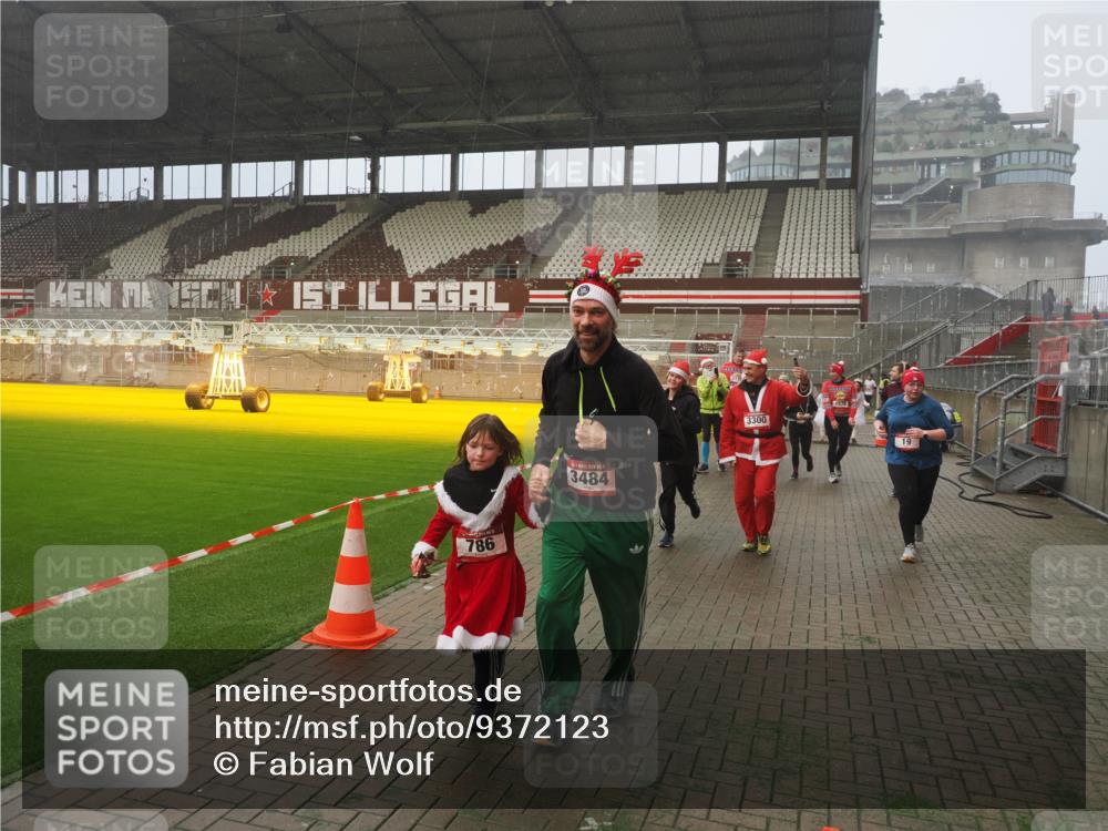 07.12.2025 - St. Pauli X-Mass-Run No. 15 Fabian Wolf http://msf.ph/oto/9372123 07.12.2025 10:08:59 Ziel 19, 390, 786, 789, 947, 1002, 1031, 1176, 1461, 1465, 1570, 1575, 1576, 2126, 2521, 3300, 3332, 3335, 3484, 3891, 3904, 3907, 4066, 4067, 4068 meine-sportfotos.de