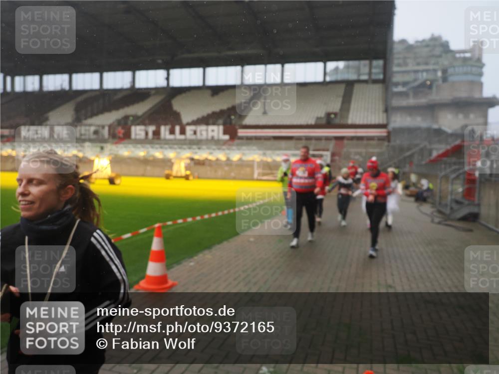 07.12.2025 - St. Pauli X-Mass-Run No. 15 Fabian Wolf http://msf.ph/oto/9372165 07.12.2025 10:09:04 Ziel 19, 786, 1176, 1461, 1465, 1570, 1575, 1576, 2126, 3300, 3484, 3891, 3904, 3907, 4066, 4067, 4068, 4113, 4666 meine-sportfotos.de