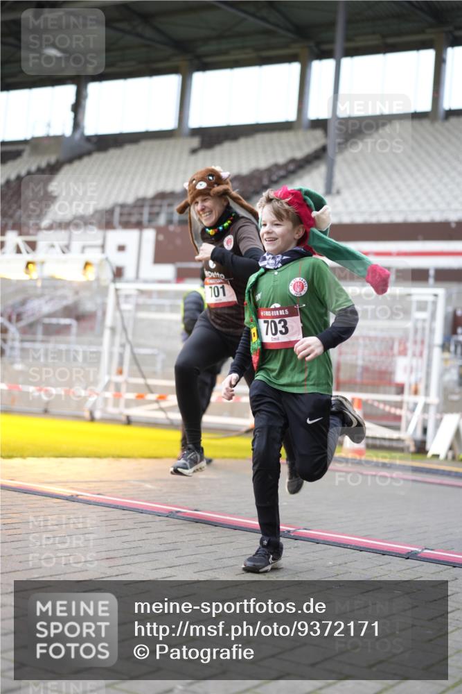 07.12.2025 - St. Pauli X-Mass-Run No. 15 Patografie http://msf.ph/oto/9372171 07.12.2025 11:48:56 Ziel 24, 146, 244, 548, 701, 703, 1966, 1967 meine-sportfotos.de