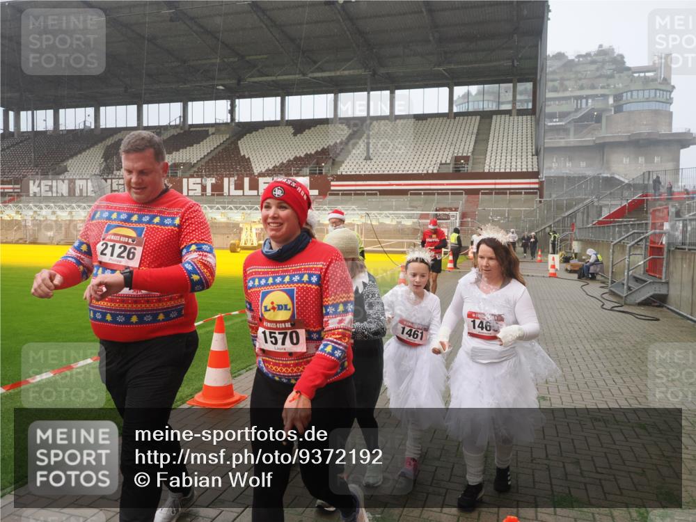 07.12.2025 - St. Pauli X-Mass-Run No. 15 Fabian Wolf http://msf.ph/oto/9372192 07.12.2025 10:09:07 Ziel 19, 786, 1461, 1465, 1570, 1575, 1576, 2126, 3300, 3484, 3891, 4066, 4067, 4068, 4113, 4666 meine-sportfotos.de
