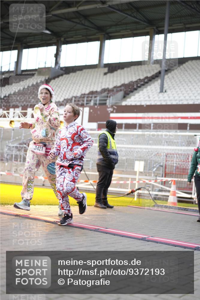 07.12.2025 - St. Pauli X-Mass-Run No. 15 Patografie http://msf.ph/oto/9372193 07.12.2025 11:49:21 Ziel 360, 1992, 1993, 2003, 2344, 2346, 3421, 3424, 4601, 4643, 4646 meine-sportfotos.de
