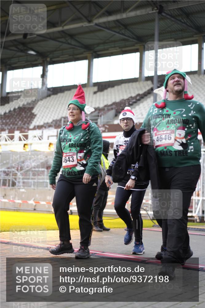 07.12.2025 - St. Pauli X-Mass-Run No. 15 Patografie http://msf.ph/oto/9372198 07.12.2025 11:49:24 Ziel 360, 1992, 1993, 2003, 2344, 2346, 3421, 3424, 3665, 3685, 3914, 3915, 4601, 4643, 4646 meine-sportfotos.de