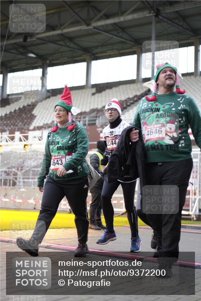 07.12.2025 - St. Pauli X-Mass-Run No. 15 Patografie http://msf.ph/oto/9372200 07.12.2025 11:49:24 Ziel 360, 1992, 1993, 2003, 2344, 2346, 3421, 3424, 3665, 3685, 3914, 3915, 4601, 4643, 4646 meine-sportfotos.de