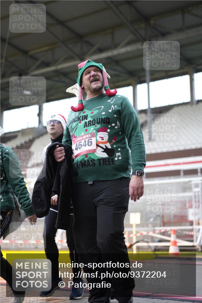 07.12.2025 - St. Pauli X-Mass-Run No. 15 Patografie http://msf.ph/oto/9372204 07.12.2025 11:49:24 Ziel 360, 1992, 1993, 2003, 2344, 2346, 3421, 3424, 3665, 3685, 3914, 3915, 4601, 4643, 4646 meine-sportfotos.de