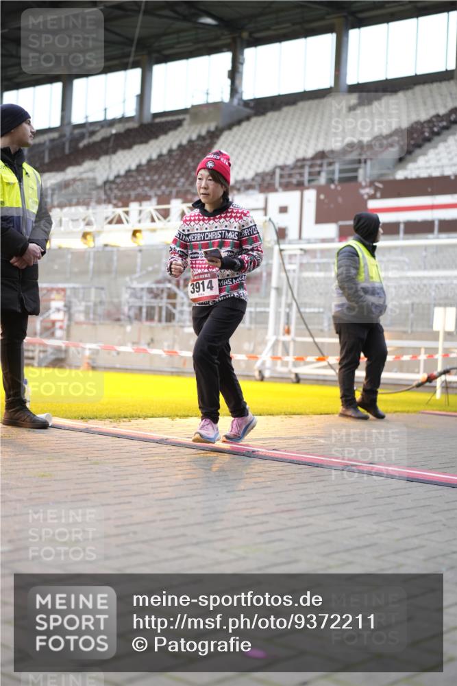 07.12.2025 - St. Pauli X-Mass-Run No. 15 Patografie http://msf.ph/oto/9372211 07.12.2025 11:49:30 Ziel 2003, 2344, 2346, 2444, 2445, 2853, 2911, 3180, 3183, 3421, 3424, 3665, 3685, 3914, 3915, 4601, 4643, 4646 meine-sportfotos.de
