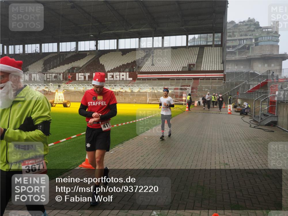 07.12.2025 - St. Pauli X-Mass-Run No. 15 Fabian Wolf http://msf.ph/oto/9372220 07.12.2025 10:09:12 Ziel 881, 896, 960, 1461, 1465, 1570, 1575, 1576, 2126, 3300, 3891, 4066, 4067, 4068, 4113, 4666 meine-sportfotos.de