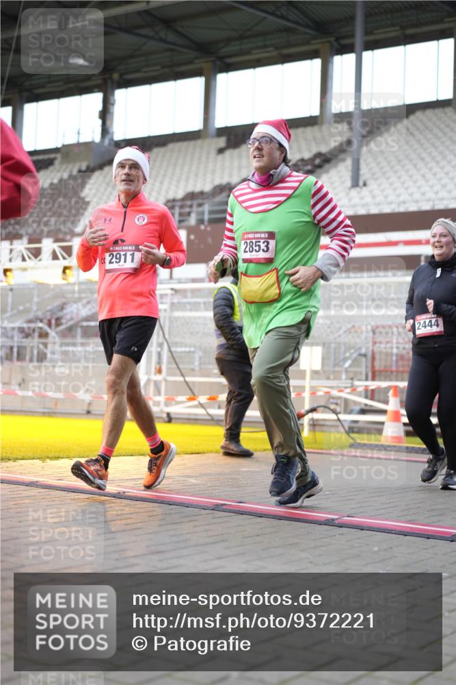07.12.2025 - St. Pauli X-Mass-Run No. 15 Patografie http://msf.ph/oto/9372221 07.12.2025 11:49:32 Ziel 2003, 2344, 2346, 2444, 2445, 2853, 2911, 3180, 3183, 3421, 3424, 3665, 3685, 3914, 3915, 4643, 4646 meine-sportfotos.de