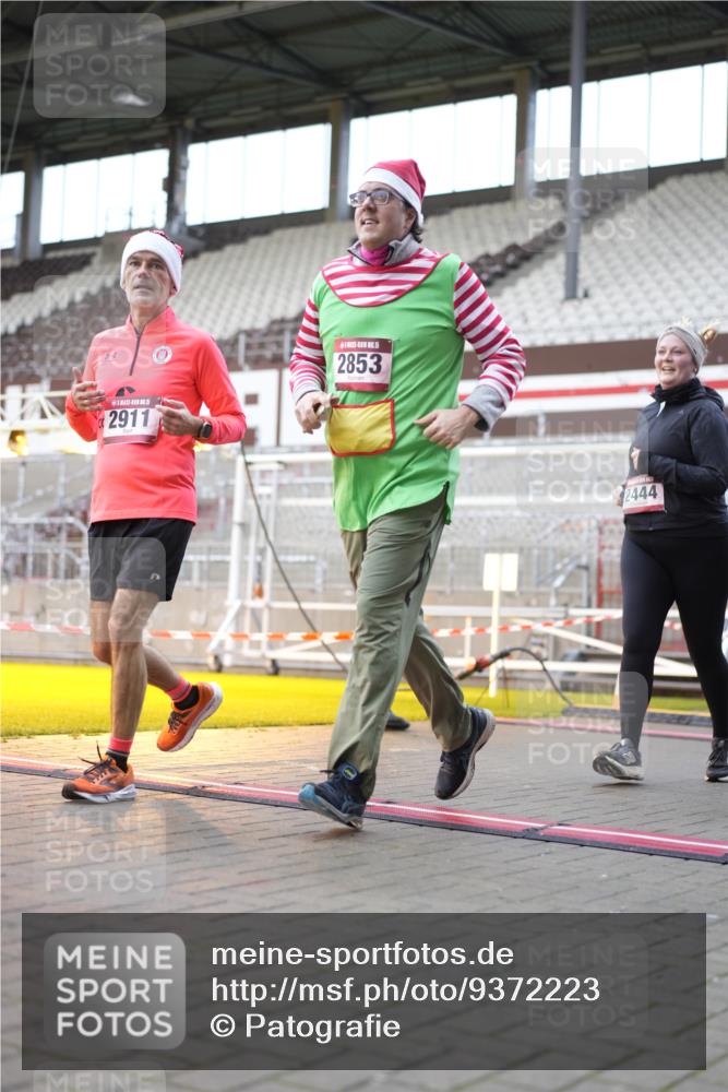 07.12.2025 - St. Pauli X-Mass-Run No. 15 Patografie http://msf.ph/oto/9372223 07.12.2025 11:49:32 Ziel 2003, 2344, 2346, 2444, 2445, 2853, 2911, 3180, 3183, 3421, 3424, 3665, 3685, 3914, 3915, 4643, 4646 meine-sportfotos.de