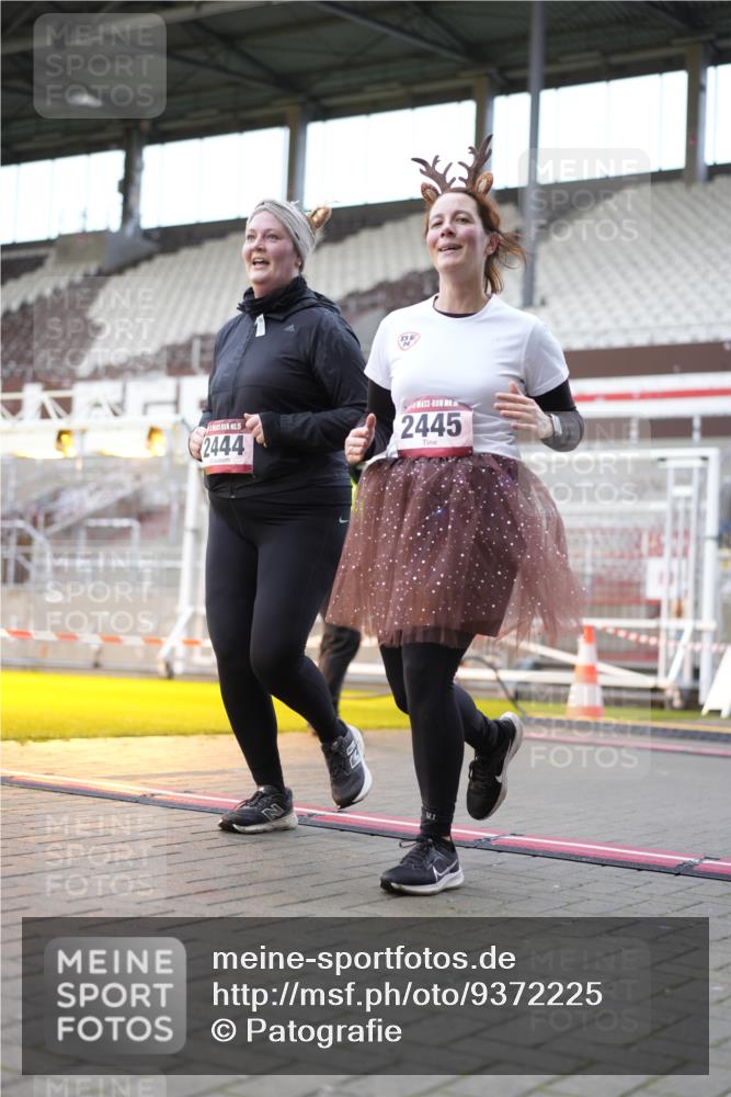 07.12.2025 - St. Pauli X-Mass-Run No. 15 Patografie http://msf.ph/oto/9372225 07.12.2025 11:49:33 Ziel 2003, 2344, 2346, 2444, 2445, 2853, 2911, 3180, 3183, 3421, 3424, 3665, 3685, 3914, 3915, 4643, 4646 meine-sportfotos.de