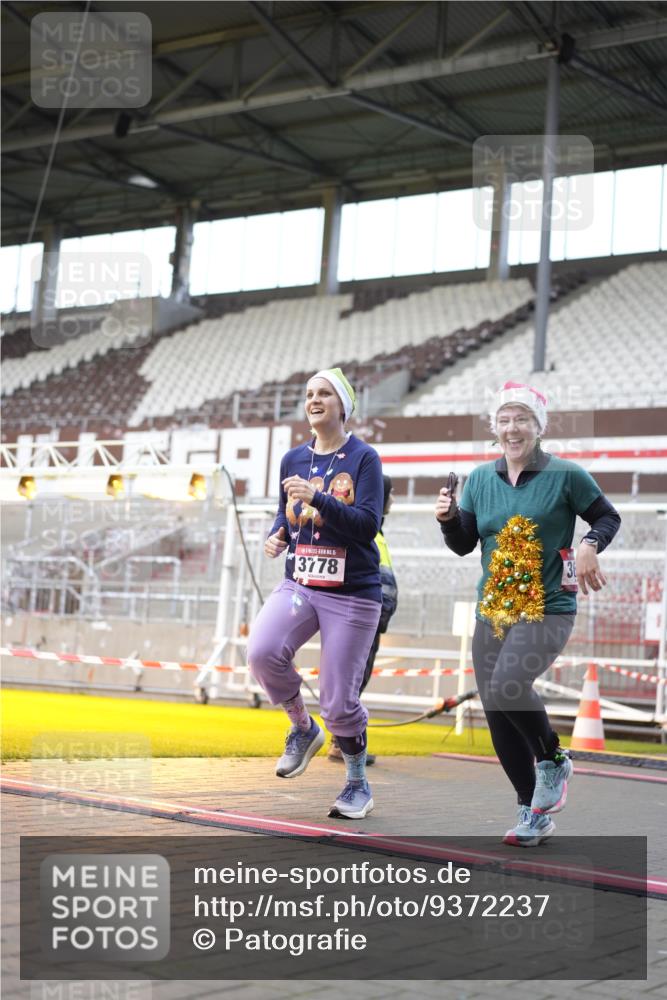 07.12.2025 - St. Pauli X-Mass-Run No. 15 Patografie http://msf.ph/oto/9372237 07.12.2025 11:49:55 Ziel 2118, 3660, 3778 meine-sportfotos.de