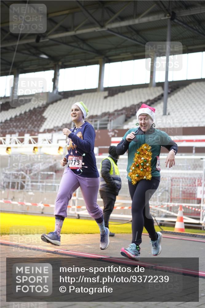 07.12.2025 - St. Pauli X-Mass-Run No. 15 Patografie http://msf.ph/oto/9372239 07.12.2025 11:49:55 Ziel 2118, 3660, 3778 meine-sportfotos.de