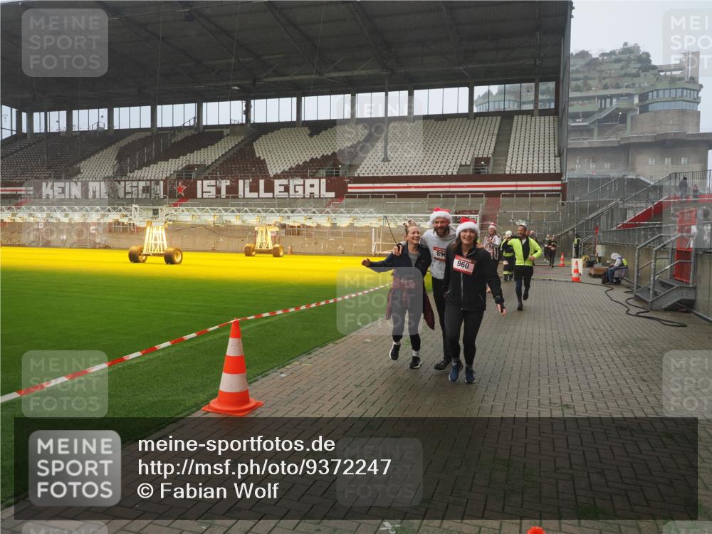 07.12.2025 - St. Pauli X-Mass-Run No. 15 Fabian Wolf http://msf.ph/oto/9372247 07.12.2025 10:09:20 Ziel 881, 896, 899, 960, 1718, 3493, 3756, 4113, 4666 meine-sportfotos.de
