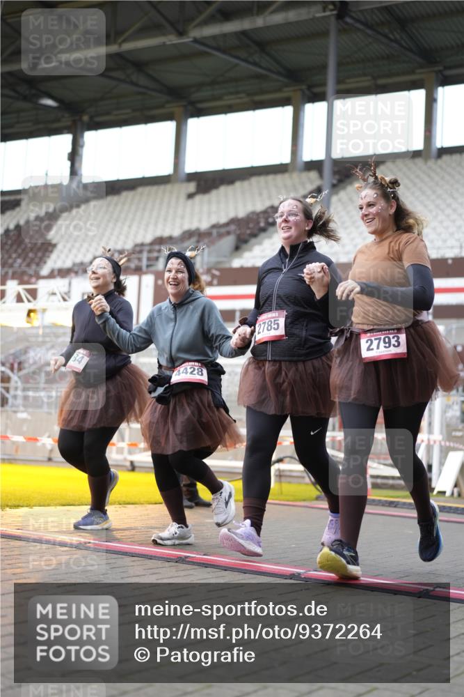 07.12.2025 - St. Pauli X-Mass-Run No. 15 Patografie http://msf.ph/oto/9372264 07.12.2025 11:50:15 Ziel 1890, 2118, 2203, 2210, 2784, 2785, 2793, 2848, 2872, 2877, 3697, 4184, 4428 meine-sportfotos.de