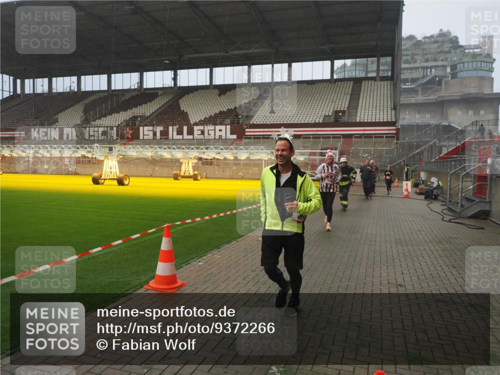 07.12.2025 - St. Pauli X-Mass-Run No. 15 Fabian Wolf http://msf.ph/oto/9372266 07.12.2025 10:09:22 Ziel 881, 896, 899, 960, 1243, 1248, 1718, 3493, 3756, 4113, 4666 meine-sportfotos.de