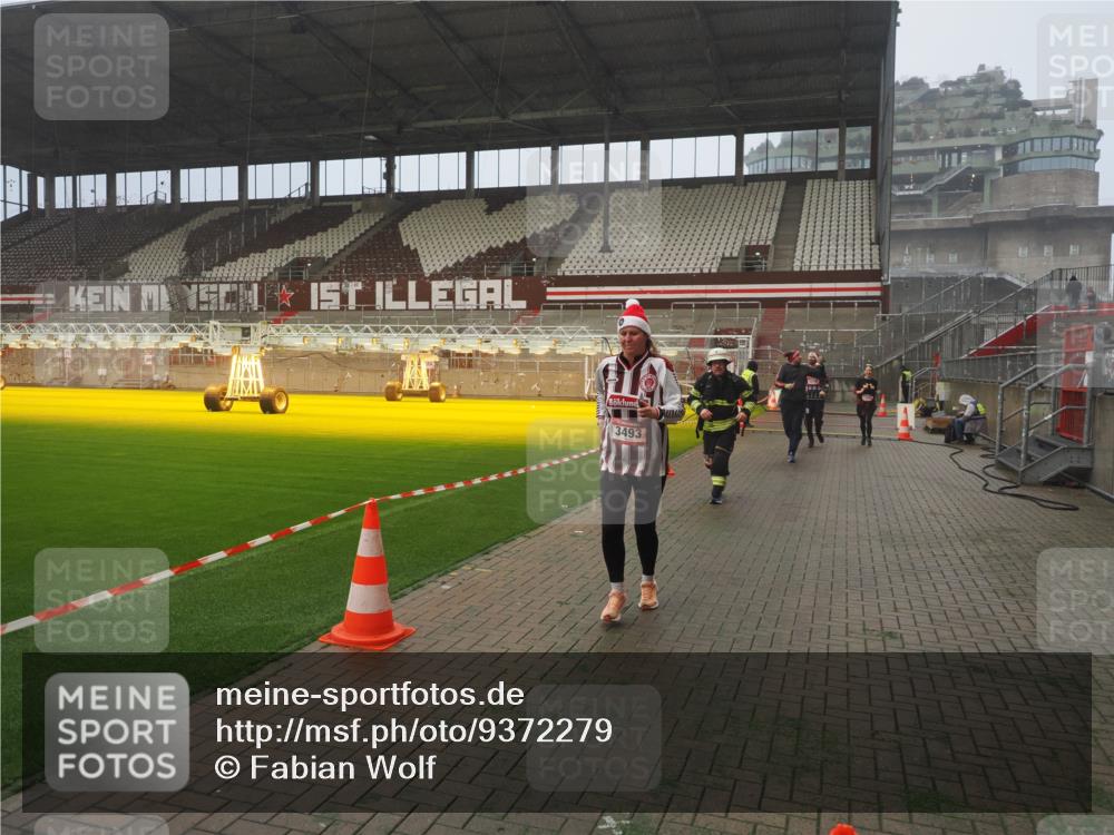 07.12.2025 - St. Pauli X-Mass-Run No. 15 Fabian Wolf http://msf.ph/oto/9372279 07.12.2025 10:09:24 Ziel 800, 881, 896, 899, 960, 1243, 1248, 1718, 3493, 3756, 4666 meine-sportfotos.de