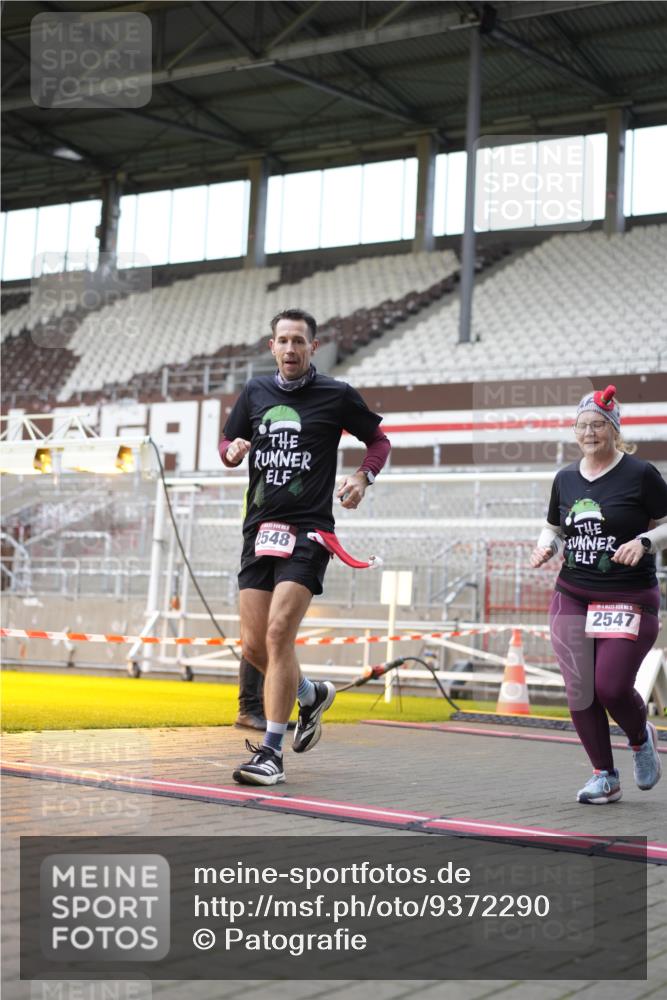 07.12.2025 - St. Pauli X-Mass-Run No. 15 Patografie http://msf.ph/oto/9372290 07.12.2025 11:50:56 Ziel 995, 996, 2547, 2548, 3616, 3618, 3639 meine-sportfotos.de
