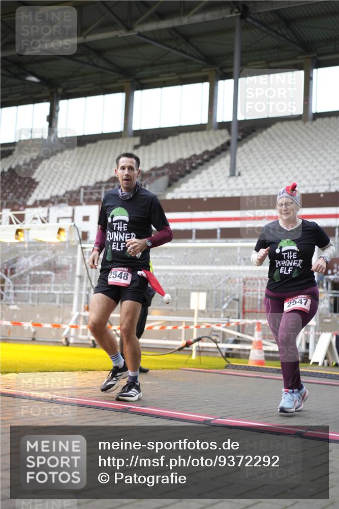 07.12.2025 - St. Pauli X-Mass-Run No. 15 Patografie http://msf.ph/oto/9372292 07.12.2025 11:50:56 Ziel 995, 996, 2547, 2548, 3616, 3618, 3639 meine-sportfotos.de