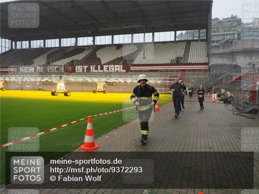 07.12.2025 - St. Pauli X-Mass-Run No. 15 Fabian Wolf http://msf.ph/oto/9372293 07.12.2025 10:09:26 Ziel 800, 881, 896, 899, 960, 1243, 1248, 1718, 3493, 3756 meine-sportfotos.de