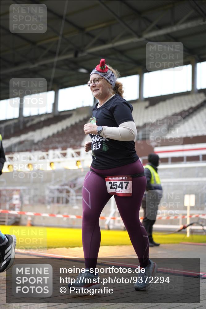 07.12.2025 - St. Pauli X-Mass-Run No. 15 Patografie http://msf.ph/oto/9372294 07.12.2025 11:50:57 Ziel 995, 996, 2547, 2548, 3616, 3618, 3639 meine-sportfotos.de