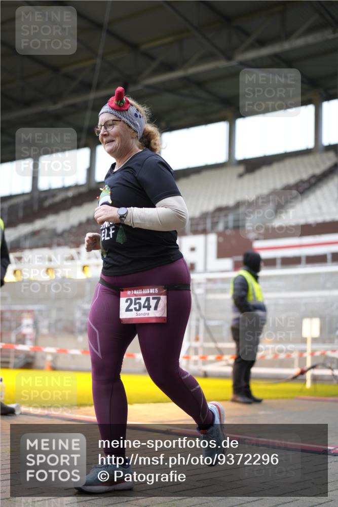 07.12.2025 - St. Pauli X-Mass-Run No. 15 Patografie http://msf.ph/oto/9372296 07.12.2025 11:50:57 Ziel 995, 996, 2547, 2548, 3616, 3618, 3639 meine-sportfotos.de