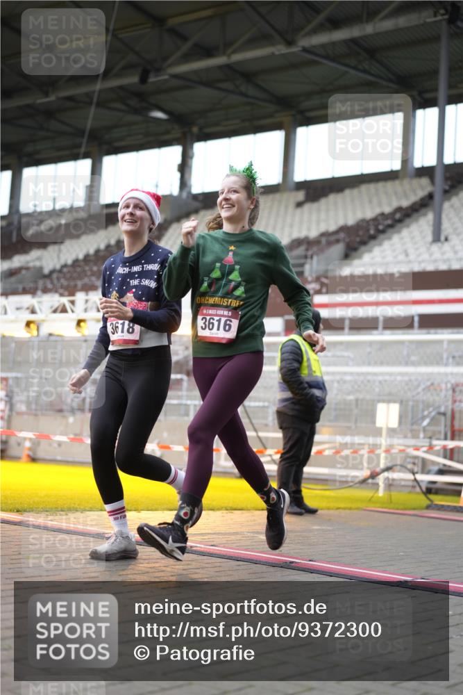 07.12.2025 - St. Pauli X-Mass-Run No. 15 Patografie http://msf.ph/oto/9372300 07.12.2025 11:50:59 Ziel 995, 996, 2547, 2548, 3616, 3618 meine-sportfotos.de