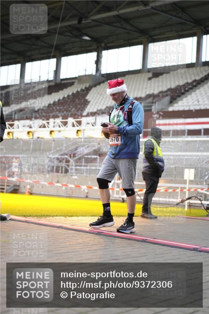 07.12.2025 - St. Pauli X-Mass-Run No. 15 Patografie http://msf.ph/oto/9372306 07.12.2025 11:51:09 Ziel 2547, 2548, 2585, 2670, 2672, 3616, 3618, 4609 meine-sportfotos.de