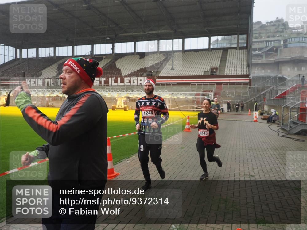07.12.2025 - St. Pauli X-Mass-Run No. 15 Fabian Wolf http://msf.ph/oto/9372314 07.12.2025 10:09:30 Ziel 800, 881, 896, 899, 960, 1243, 1248, 1718, 3493, 3756 meine-sportfotos.de