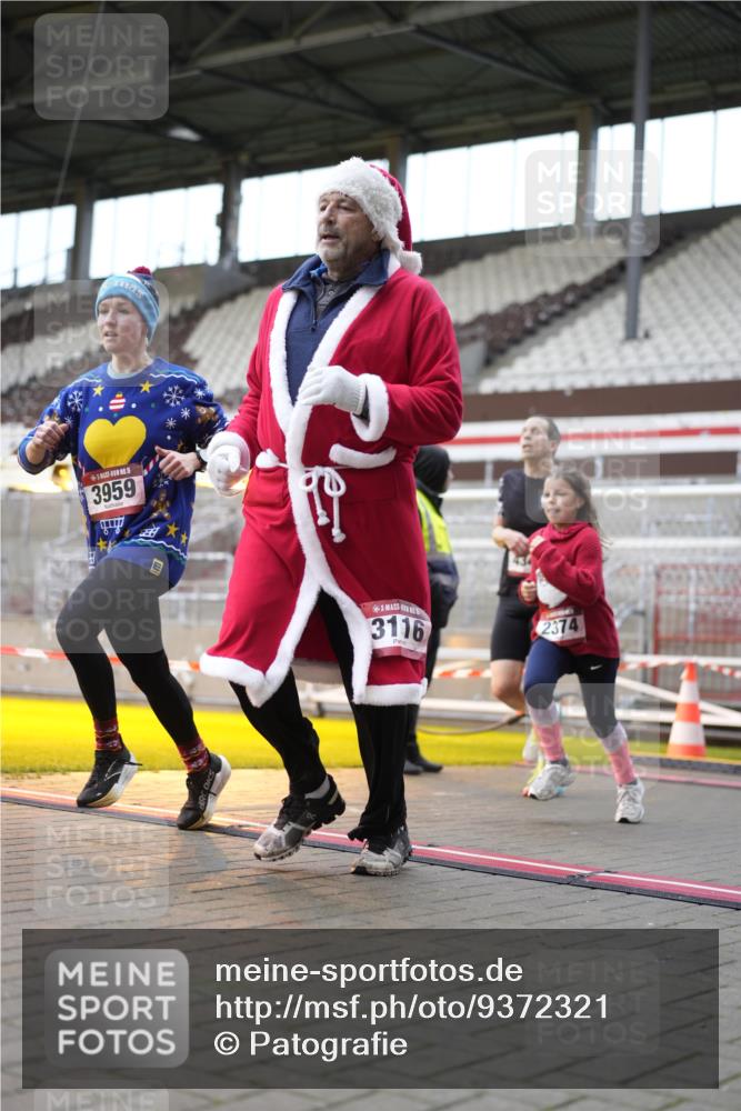 07.12.2025 - St. Pauli X-Mass-Run No. 15 Patografie http://msf.ph/oto/9372321 07.12.2025 11:51:18 Ziel 2374, 2585, 2589, 2670, 2672, 3116, 3449, 3451, 3959, 4340, 4609 meine-sportfotos.de