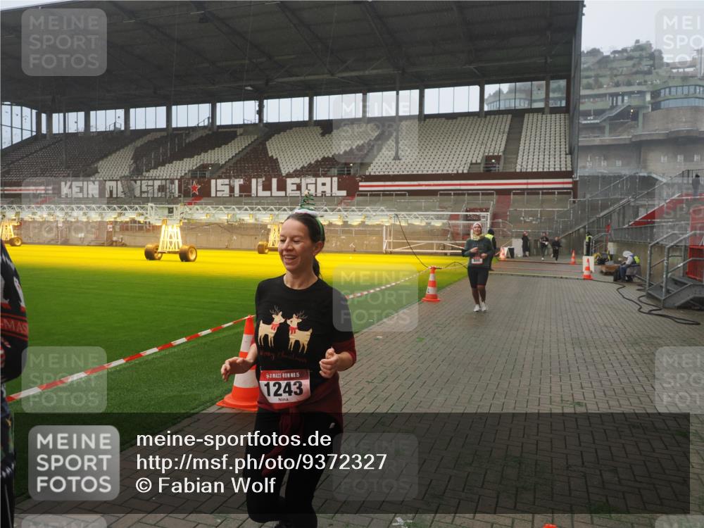 07.12.2025 - St. Pauli X-Mass-Run No. 15 Fabian Wolf http://msf.ph/oto/9372327 07.12.2025 10:09:31 Ziel 800, 881, 896, 899, 960, 1243, 1248, 1718, 3493, 3756 meine-sportfotos.de
