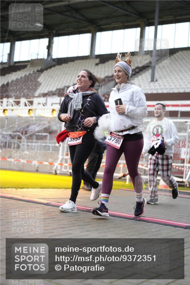 07.12.2025 - St. Pauli X-Mass-Run No. 15 Patografie http://msf.ph/oto/9372351 07.12.2025 11:51:39 Ziel 648, 650, 2025, 2027, 3790, 3794, 3795, 3853, 3875, 4602, 4610 meine-sportfotos.de