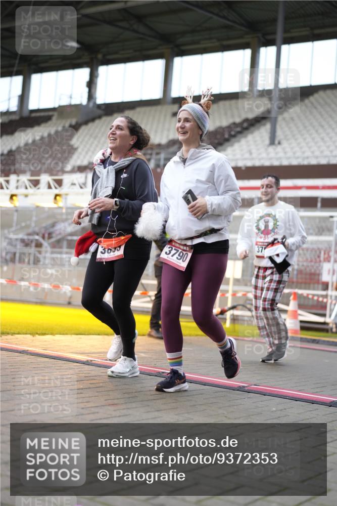 07.12.2025 - St. Pauli X-Mass-Run No. 15 Patografie http://msf.ph/oto/9372353 07.12.2025 11:51:39 Ziel 648, 650, 2025, 2027, 3790, 3794, 3795, 3853, 3875, 4602, 4610 meine-sportfotos.de