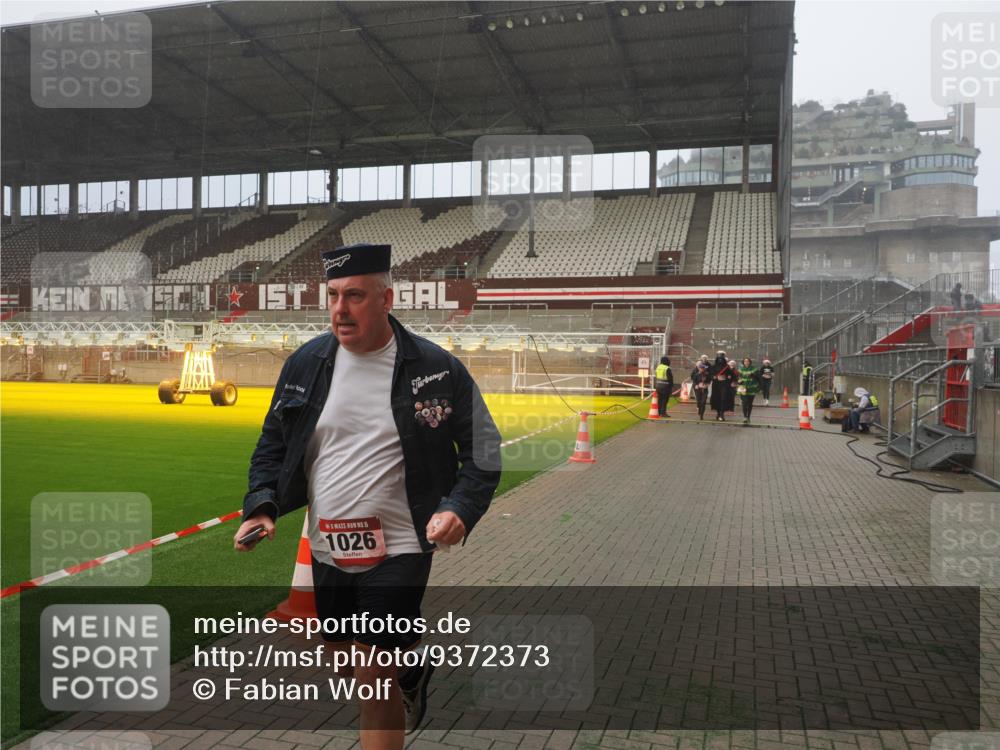 07.12.2025 - St. Pauli X-Mass-Run No. 15 Fabian Wolf http://msf.ph/oto/9372373 07.12.2025 10:09:51 Ziel 989, 1026, 1172, 1191, 1256, 1257, 1678, 2502, 2504, 2560 meine-sportfotos.de