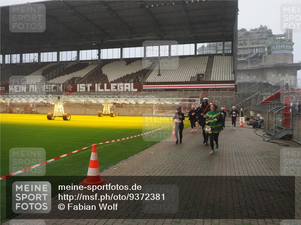 07.12.2025 - St. Pauli X-Mass-Run No. 15 Fabian Wolf http://msf.ph/oto/9372381 07.12.2025 10:09:56 Ziel 989, 1026, 1256, 1257, 1678, 2502, 2504, 2560, 3245, 3246, 3410, 3411 meine-sportfotos.de
