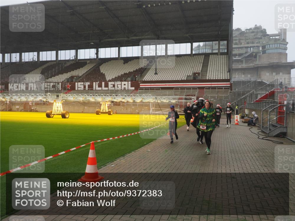 07.12.2025 - St. Pauli X-Mass-Run No. 15 Fabian Wolf http://msf.ph/oto/9372383 07.12.2025 10:09:57 Ziel 989, 1026, 1256, 1257, 1678, 2502, 2504, 2560, 3245, 3246, 3410, 3411 meine-sportfotos.de