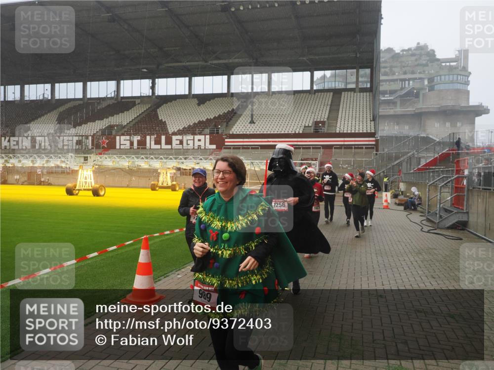07.12.2025 - St. Pauli X-Mass-Run No. 15 Fabian Wolf http://msf.ph/oto/9372403 07.12.2025 10:09:59 Ziel 989, 1026, 1256, 1257, 1678, 2502, 2504, 2560, 3245, 3246, 3410, 3411 meine-sportfotos.de