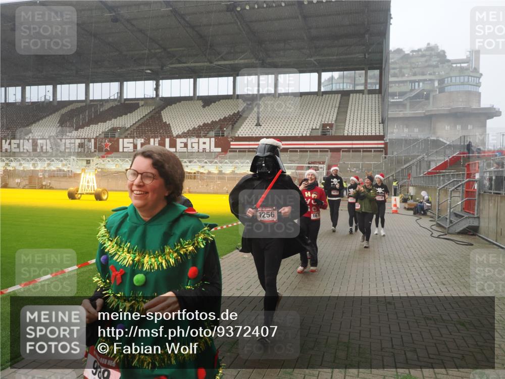 07.12.2025 - St. Pauli X-Mass-Run No. 15 Fabian Wolf http://msf.ph/oto/9372407 07.12.2025 10:09:59 Ziel 989, 1026, 1256, 1257, 1678, 2502, 2504, 2560, 3245, 3246, 3410, 3411 meine-sportfotos.de
