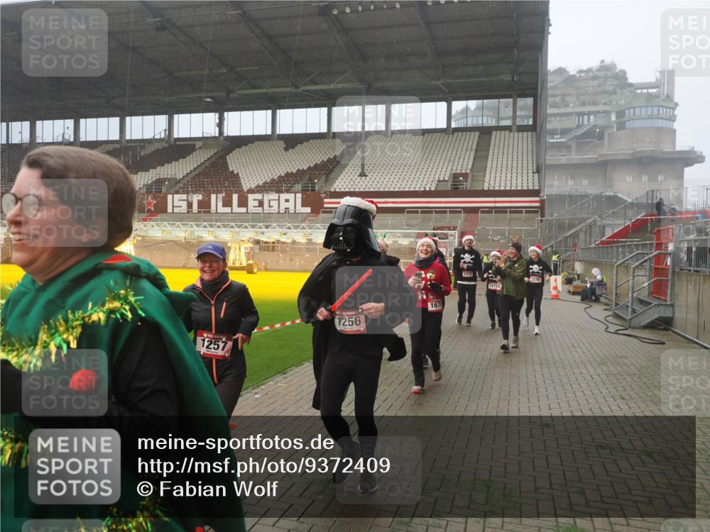 07.12.2025 - St. Pauli X-Mass-Run No. 15 Fabian Wolf http://msf.ph/oto/9372409 07.12.2025 10:09:59 Ziel 989, 1026, 1256, 1257, 1678, 2502, 2504, 2560, 3245, 3246, 3410, 3411 meine-sportfotos.de