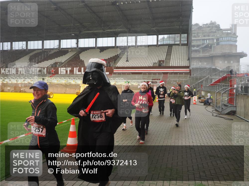 07.12.2025 - St. Pauli X-Mass-Run No. 15 Fabian Wolf http://msf.ph/oto/9372413 07.12.2025 10:10:00 Ziel 989, 1026, 1256, 1257, 1678, 1732, 2502, 2504, 2560, 3245, 3246, 3410, 3411 meine-sportfotos.de
